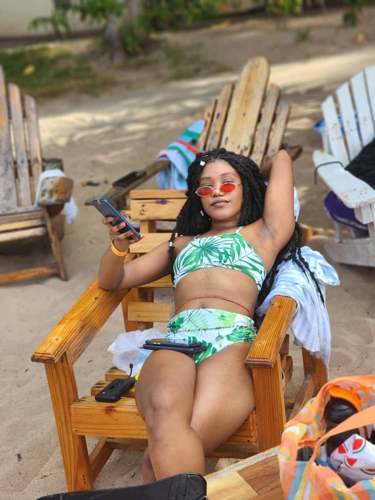 Ashly allongé sur un transat